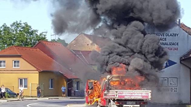 Dvě jednotky hasičů musely zasahovat u požáru automobilu v Bílovicích.