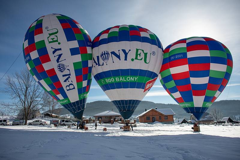 Přelet přes Lysou horu zvládl jediný ze tří balonů. Výhledy na Moravskoslezské Beskydy byly úchvatné.