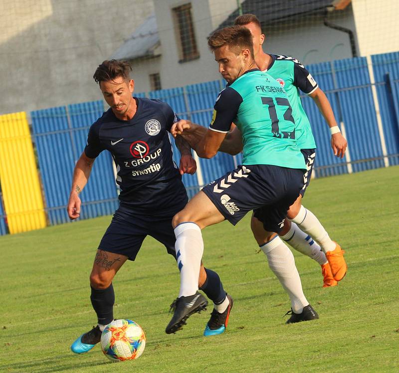 Fotbalisté Slovácka (modré dresy) v předposledním přípravném zápase podlehli na hřišti Strání slovenské Senici 1:2.