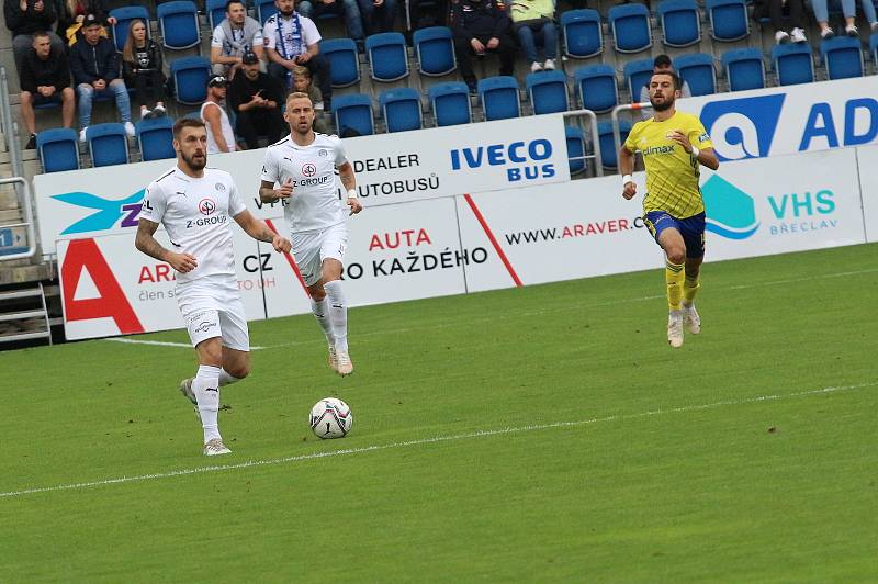 Fotbalisté Slovácka (bílé dresy) se v 8. kole FORTUNA:LIGY utkali se sousedním rivalem ze Zlína.
