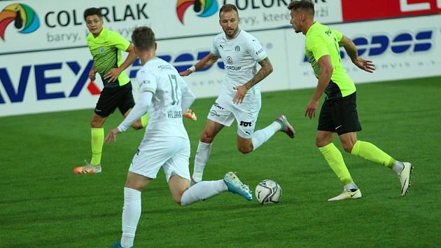 Fotbalisté Slovácka (v bílých dresech) ve 3. kole MOL Cupu přehráli druholigový Prostějov.