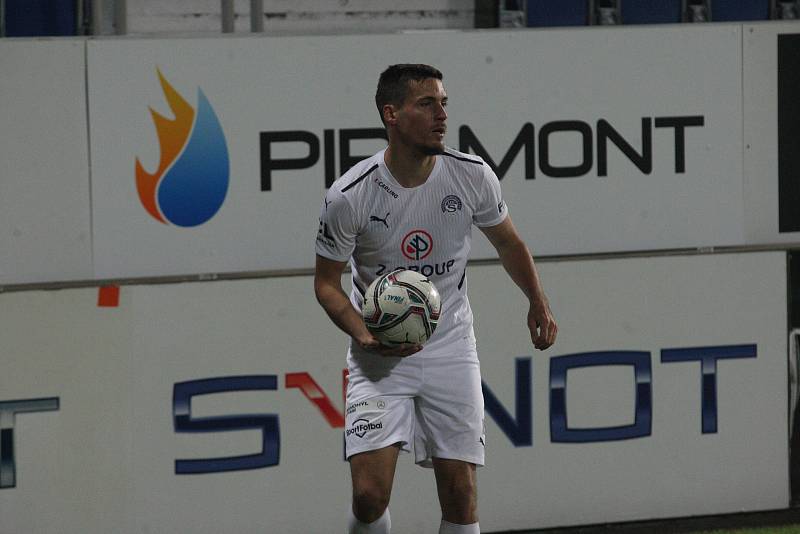 Fotbalisté Slovácka (bílé dresy) se v osmifinále MOL Cupu utkali s Karvinou.