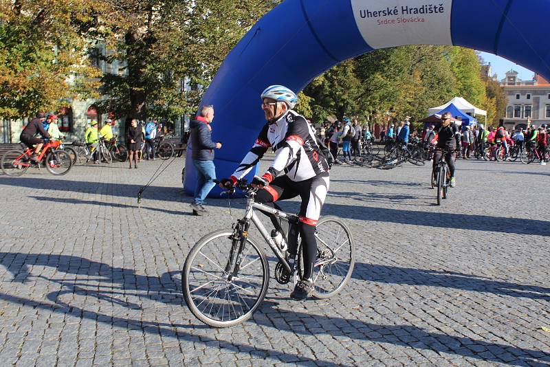 Příznivci cyklistiky a vína se 9. října dopoledne vydali z Masarykova náměstí v Uherském Hradišti do okolí v rámci tradiční akce s názvem Na kole vinohrady Uherskohradišťska. 