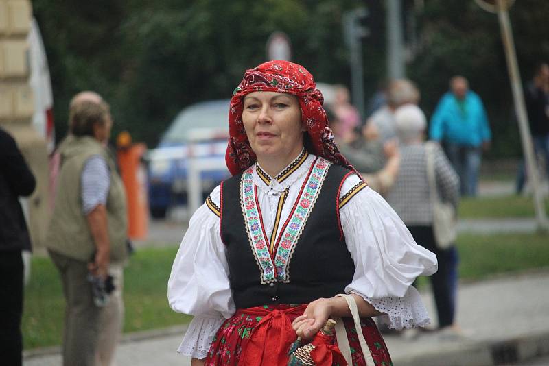 Slavnostní průvod počítal s více než třemi tisíci krojovanými. Ty neodradila ani nepříznivá předpověď počasí.