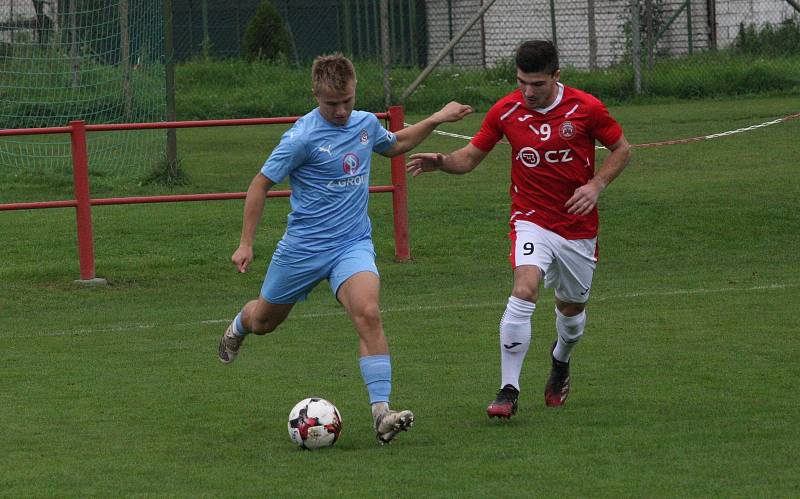 Fotbalisté Uherského Brodu (červené dresy) v 9. kole MSFL remizovali se Slováckem B 0:0.