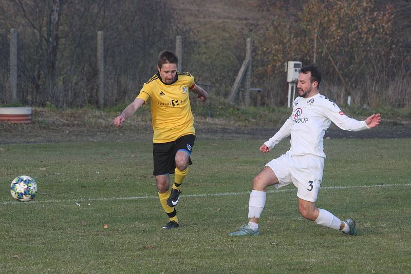 Fotbalisté Vlčnova (bílé dresy) zakončili podzimní část sezony domácí porážkou 0:4 s Topolnou.