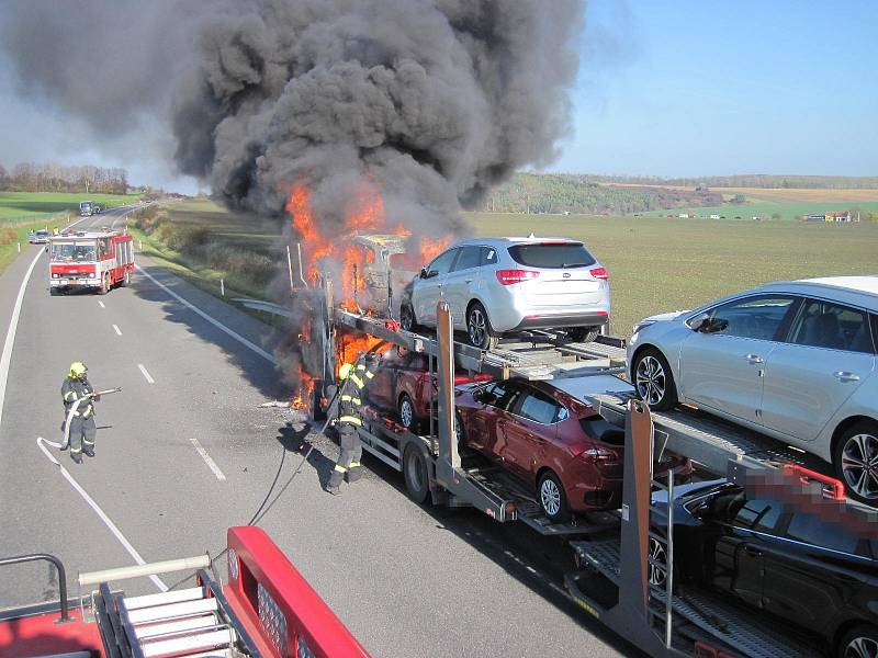 V sobotu 4. listopadu krátce po půl jedenácté dopoledne zničil požár na obchvatu Bánova tahač a tři osobní automobily.