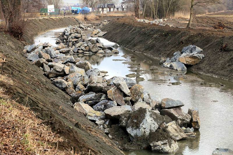 Oprava břehů Baťova kanálu u obce Huštěnovice.