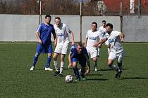 Fotbalisté Kunovic (modré dresy) otočili domácí zápas s Fryštákem, který na umělé trávě porazili 2:1.