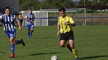 Fotbalisté Kunovic (žluté dresy) v 9. kole krajské I. A třídy skupiny B podehli doma Nedachlebicím 0:3 a v tabulce zůstali předposlední.