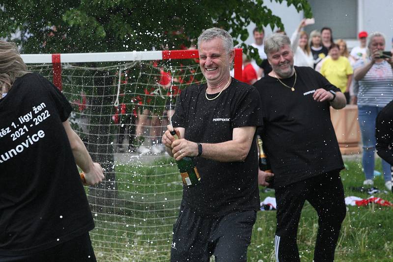 Házenkářky Kunovic završily parádní sezonu domácí výhrou nad Kobylisy. Po zápas si užily šampaňské i vítězné oslavy.