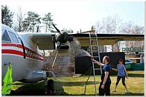 Dobrovolníci pomáhali v sobotu v Leteckém muzeu Kunovice s mytím letadel a úklidem jejich interiérů.