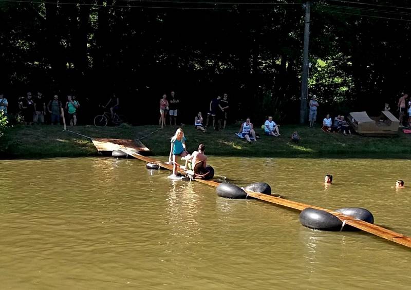 Diváci sledovali, zda se osm Salašany vyrobených plavidel udrží na vodě, ale také zda se jezdci na kolech nebo s trakaři udrží na úzké lávce nad požární nádrží.