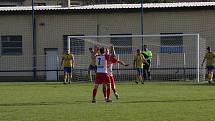 Fotbalisté Starého Města (žluté dresy) v 8. kole I. B třídy skupiny C přetlačili Slavkov 2:1.