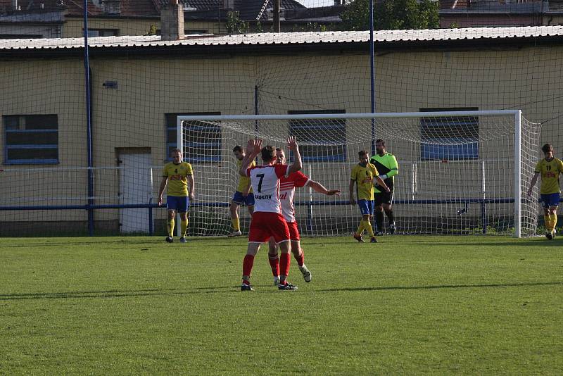 Fotbalisté Starého Města (žluté dresy) v 8. kole I. B třídy skupiny C přetlačili Slavkov 2:1.