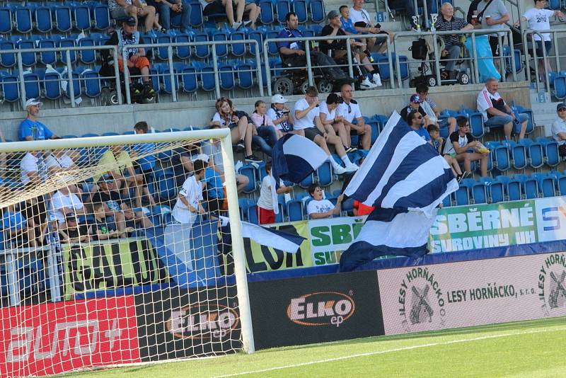 Fotbalisté Slovácka (modré dresy) zakončili sezonu v neděli doma proti Hradci Králové.