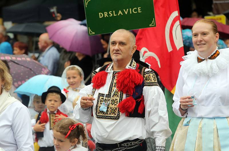 Tradičnímu defilé na Masarykově náměstí nepřálo počasí.