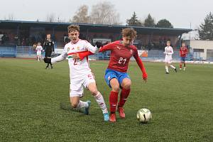 Česká fotbalová reprezentace do 15 let (červené dresy) zdolala na umělé trávě v Uherském Brodě Maďarsko 2:0.