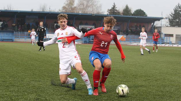 Česká fotbalová reprezentace do 15 let (červené dresy) zdolala na umělé trávě v Uherském Brodě Maďarsko 2:0.