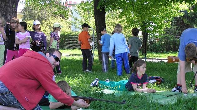 Šplhání i střelba. Veteráni v Březníku prověří zdatnost dětí během branného dne