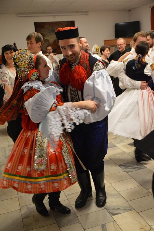 Moravská beseda v choreografii starostky Popovic Jitky Novákové se stala jedním z vrcholů sobotního večera v tamním kulturním domě, kde se konal v pořadí už 7. ročník krojového plesu. 