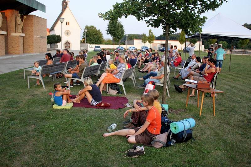  XI. ročník hudebního festivalu Šroubek se uskutečnil u ohradní zdi s nikami a osmi světci.