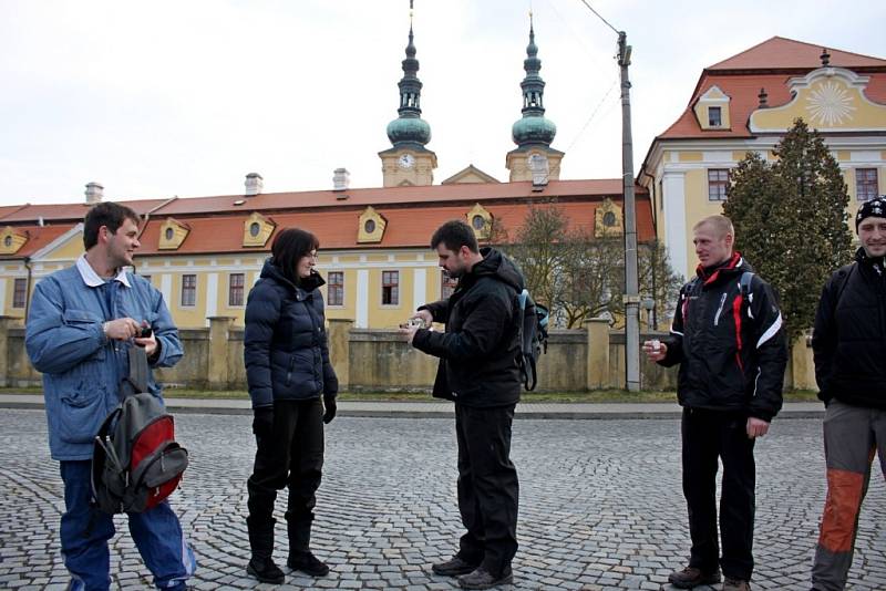 Vzpomínkového pochodu na velitele tupeských hasičů Pavla Vávru se zúčastnilo rekordních sto padesát lidí.