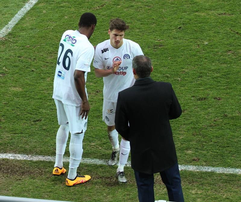 Slovácko proti Jihlavě - Francis Kone střídá Lukáš Sadílka.