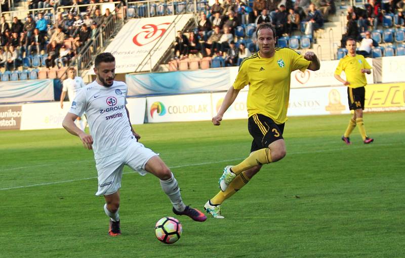 1. FC Slovácko - MFK Karviná (ve žlutém)