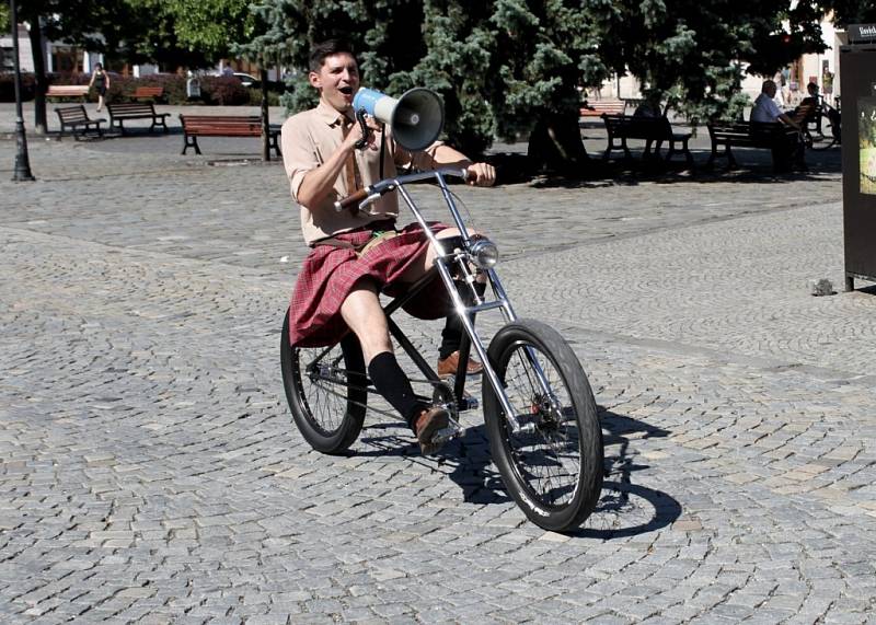 U orlovny na Mariánském náměstí se v sobotu sešlo třicet pět recesistů na bicyklech, aby se vydali na 40. ročník jízdy Giro de Pivko. 