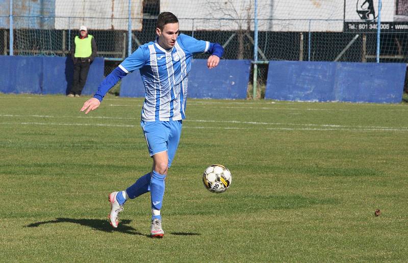 Emotivní derby v Kunovicích přineslo dva góly, čtyři červené karty a remízu 1:1.