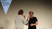 Íránský režisér Mohsen Makhmalbaf převzal v pondělí 27. července večer před projekcí svého nejnovějšího filmu Prezident na festivalu Letní filmová škola v Uherském Hradišti výroční cenu AČFK.