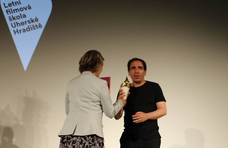 Íránský režisér Mohsen Makhmalbaf převzal v pondělí 27. července večer před projekcí svého nejnovějšího filmu Prezident na festivalu Letní filmová škola v Uherském Hradišti výroční cenu AČFK.