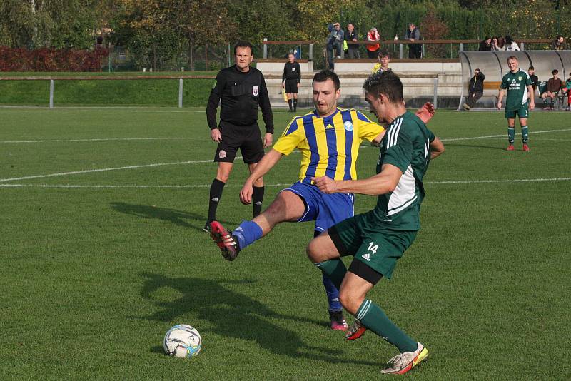 Fotbalisté Nivnice (zelené dresy) v 10. kole krajské I. A třídy skupiny B doma zdolali Buchlovice 2:0.