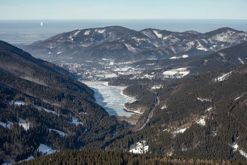 Přelet přes Lysou horu zvládl jediný ze tří balonů. Výhledy na Moravskoslezské Beskydy byly úchvatné.