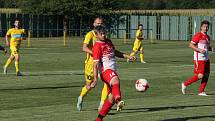 Fotbalisté Strání (žluté dresy) ve 2. kole krajského poháru zvítězili na hřišti sousedního Slavkova hladce 6:0.