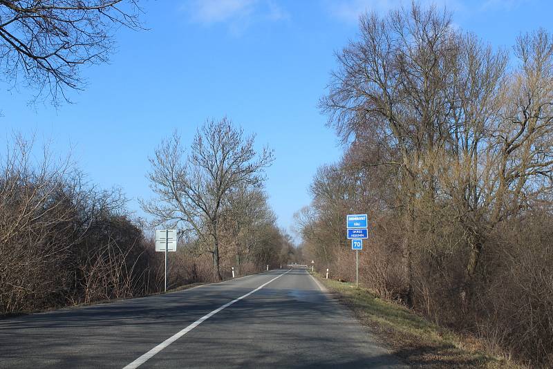 Hranice mezi Zlínským a Jihomoravským krajem nedaleko Uherského Ostrohu a Moravského Písku.