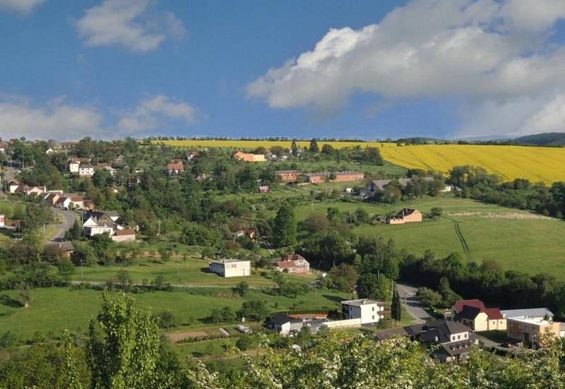 Příroda, klid a dobrá dostupnost do Uherského Hradiště jsou jedny z věcí, které lákají lidi stát se novými obyvateli Svárova. Právě pro ně se zde vytvářejí nové stavební parcely, které jsou situovány v centru vesnice přímo nad poutním místem Panny Marie.