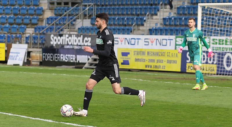 Fotbalisté Slovácka (bílé dresy) ve 28. kole FORTUNA:LIGY zdolali poslední Karvinou 3:1.