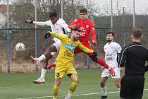 Fotbalisté Slovácka B (bílé dresy) na umělé trávě v Kunovicích zdolali divizní Strání 1:0.