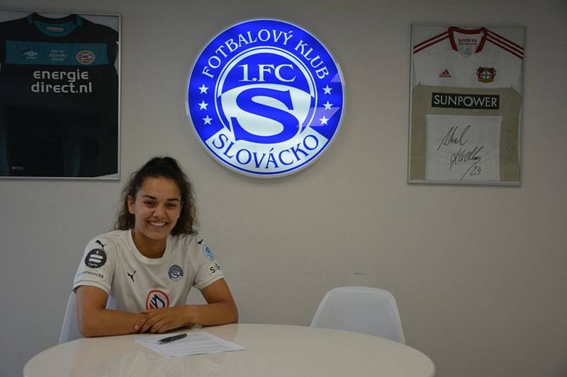 Fotbalistky Slovácka před historickou účastí v Lize Mistryň posílila ofenzívní hráčka a reprezentantka Slovenska WU19 Karolína Bayerová.