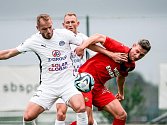 Fotbalisté Slovácka (bílé dresy) na soustředění v Turecku podlehli Rapidu Vídeň 1:2.