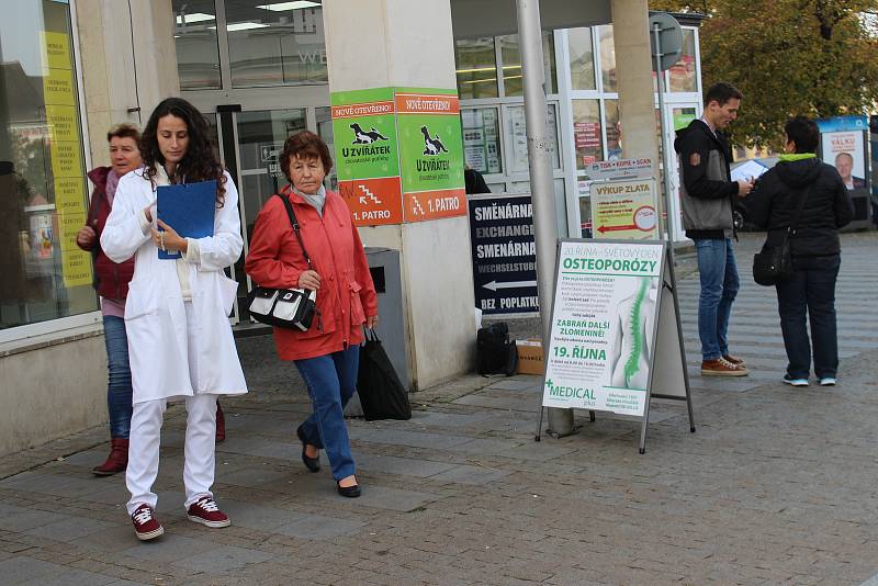 Brněnští medici odpovídali na dotazy o osteoporóze.