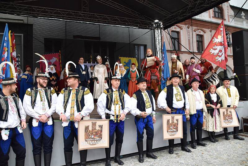 Historický průvod Broďanů a zástupců Přemyslovských měst prošel Uherským Brodem v sobotu 29. října odpoledne. Byl to jeden z vrcholů oslav 750 let od povýšení Uherského Brodu na královské město králem Přemyslem Otakarem II.