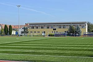 Stadion Lapač s umělou trávou a atletickým oválem bude hostit dva přípravné zápasy české mládežnické fotbalové reprezentace.