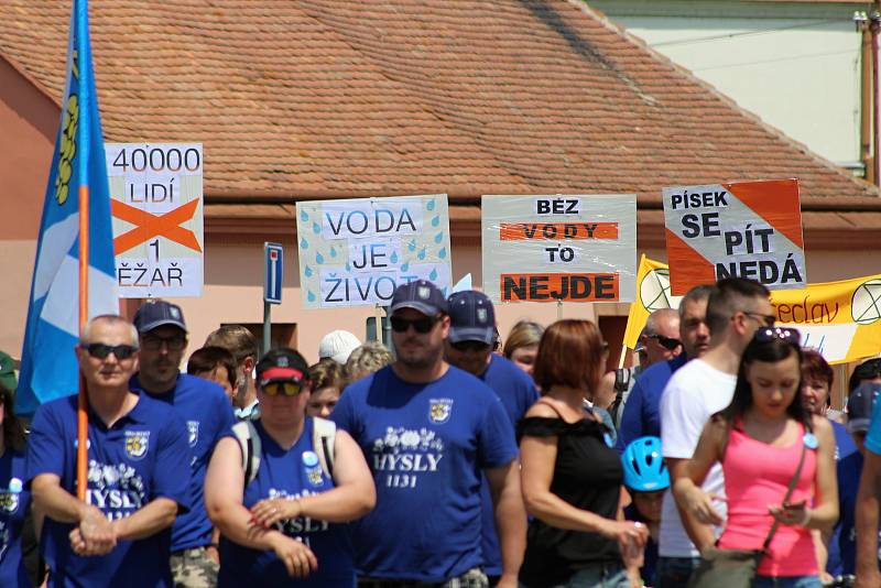 Protestní pochod na ochranu zdroje pitné vody u Uherského Ostrohu pořádaný spolkem Za vodu pro lidi, 13. června 2020