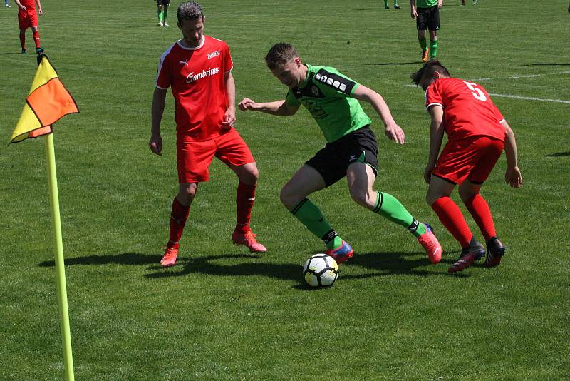 Fotbalisté Zlechova (zelené dresy) ve 22. kole krajské I. A třídy skupiny zdolali Újezdec 2:1 a přiblížili se záchraně.