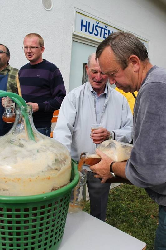 MOŠT. Jablečná šťáva tekla před huštěnovickým muzeem proudem