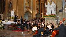 Někteří poutníci vyhledávali chládek v bazilice, kde mši doprovázela Filharmonie Bohuslava Martinů Zlín.