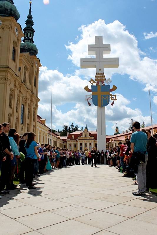 Vysokoškoláci se scházejí ve 12 hodin k polední modlitbě před velehradskou bazilikou.